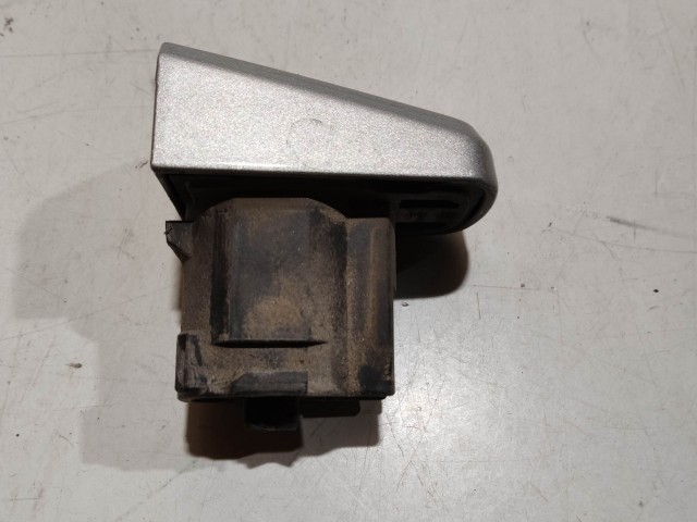 Chevrolet Cruze 2008-2012 2008-2012 Zárbetét kupak használt  jobb első, ezüst
