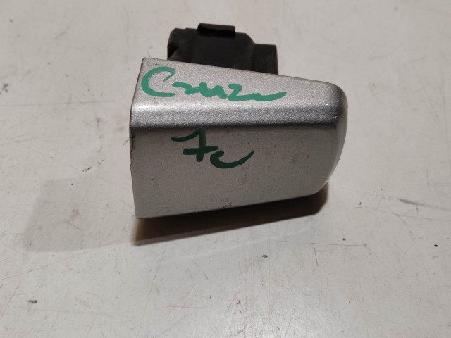Chevrolet Cruze 2008-2012 2008-2012 Zárbetét kupak használt  jobb első, ezüst