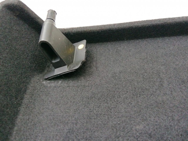 210746 Chevrolet Cruze 2008-2012 5 ajtós kalaptartó, a képen látható sérüléssel