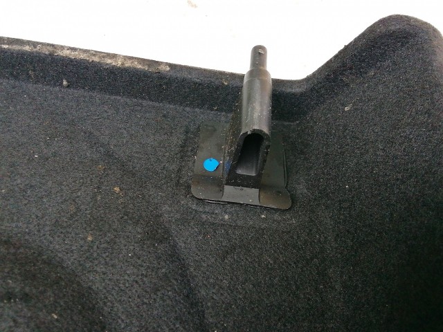 210746 Chevrolet Cruze 2008-2012 5 ajtós kalaptartó, a képen látható sérüléssel