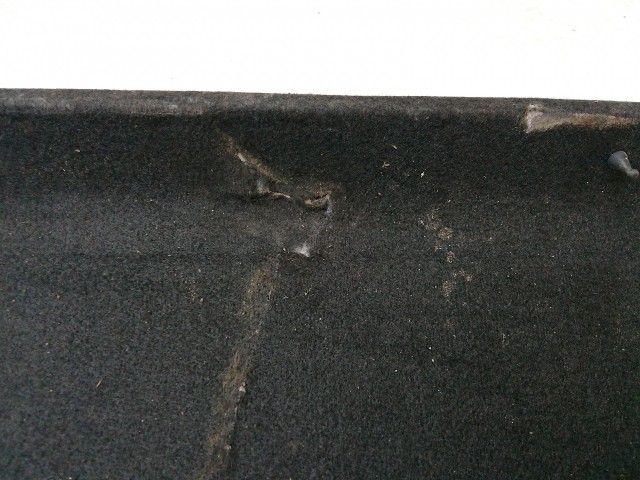 210746 Chevrolet Cruze 2008-2012 5 ajtós kalaptartó, a képen látható sérüléssel