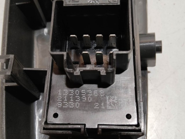 Chevrolet Cruze 2008-2012 jobb hátsó ablakemelő kapcsoló 13305368