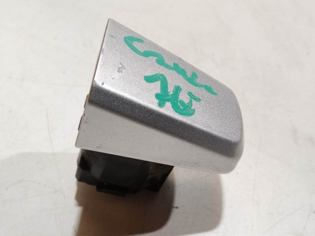 Chevrolet Cruze 2008-2012 2008-2012 Zárbetét kupak használt jobb első, ezüst