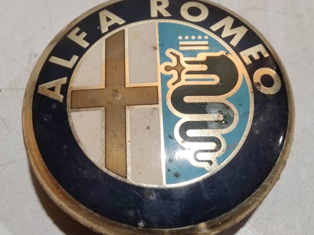 206392 Alfa Romeo 145,146, 147,156,166,Gt alufelni közép kupak a képen látható állapotban
