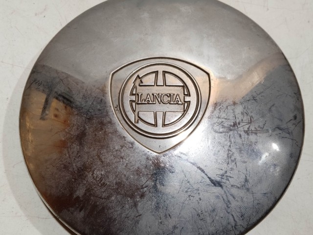 206524 Lancia Kappa felni közép kupak, a képen látható sérüléssel 46468195