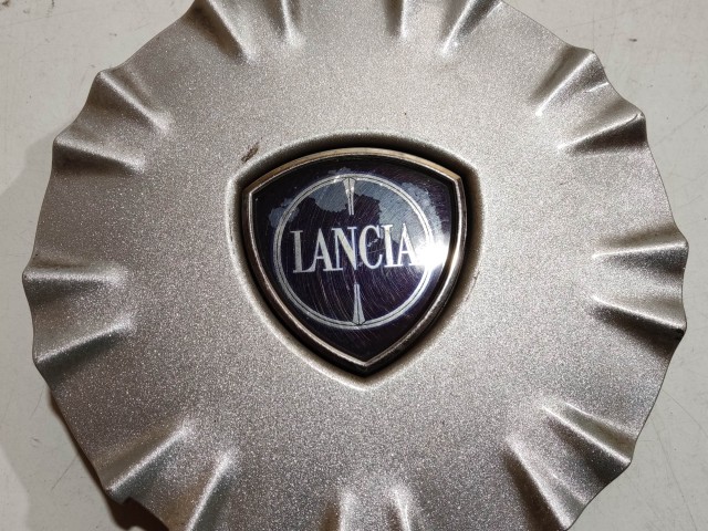 206532 Lancia Musa felni közép kupak egy rögzítő fül törött 51799580