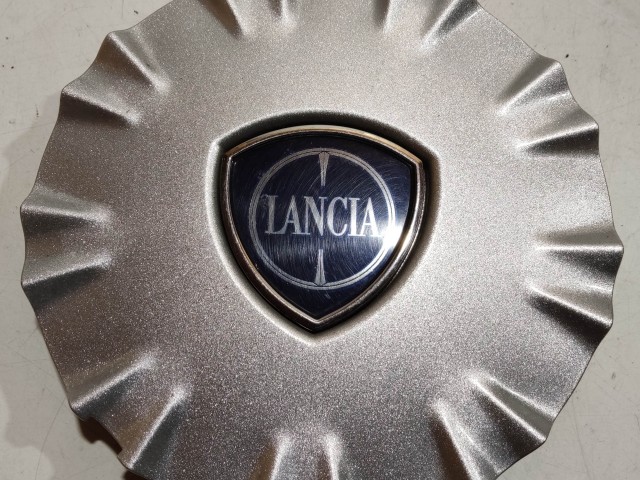 206533 Lancia Musa felni közép kupak egy rögzítő fül törött 51799580