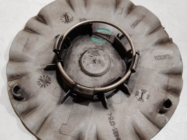 206534 Lancia Musa felni közép kupak egy rögzítő fül törött 51799580