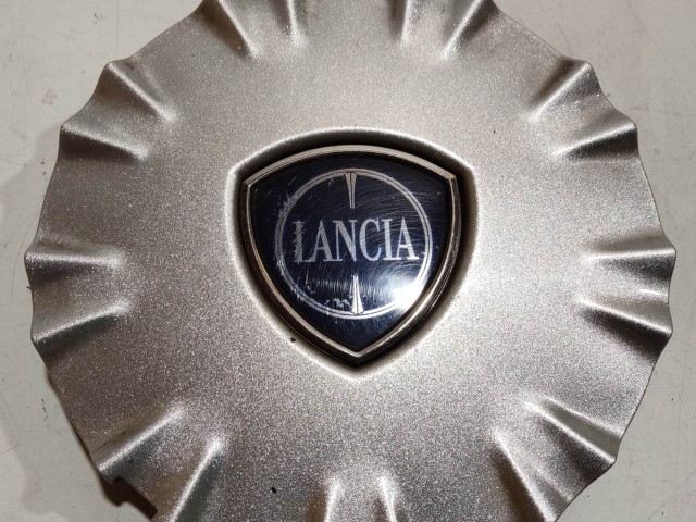 206534 Lancia Musa felni közép kupak egy rögzítő fül törött 51799580
