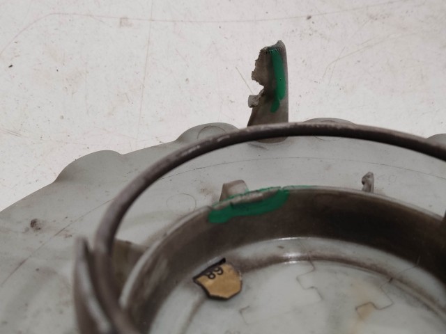 206539 Alfa Romeo MiTo 2008-2018 felni közép kupak, a képen látható egy fül sérüléssel