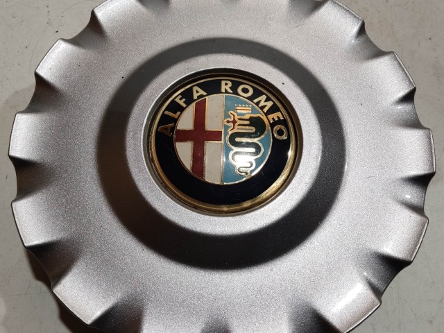 206539 Alfa Romeo MiTo 2008-2018 felni közép kupak, a képen látható egy fül sérüléssel