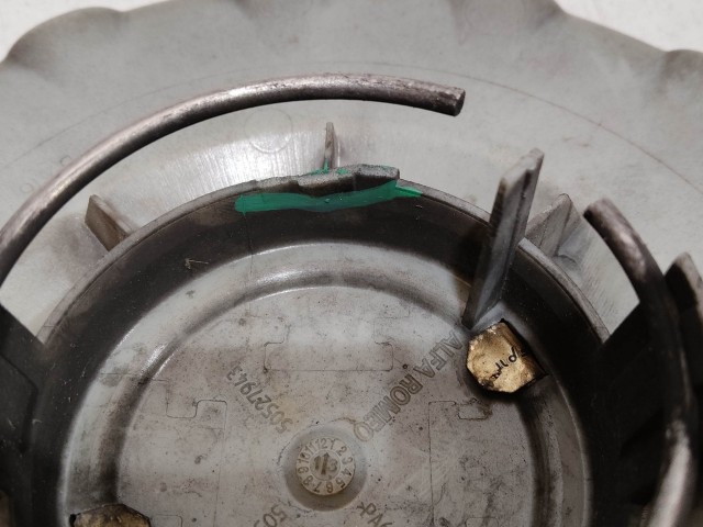 206541 Alfa Romeo MiTo 2008-2018 felni közép kupak, a képen látható egy fül sérüléssel