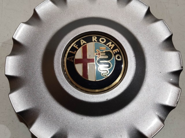 206541 Alfa Romeo MiTo 2008-2018 felni közép kupak, a képen látható egy fül sérüléssel