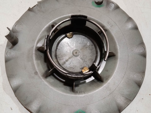 206541 Alfa Romeo MiTo 2008-2018 felni közép kupak, a képen látható egy fül sérüléssel