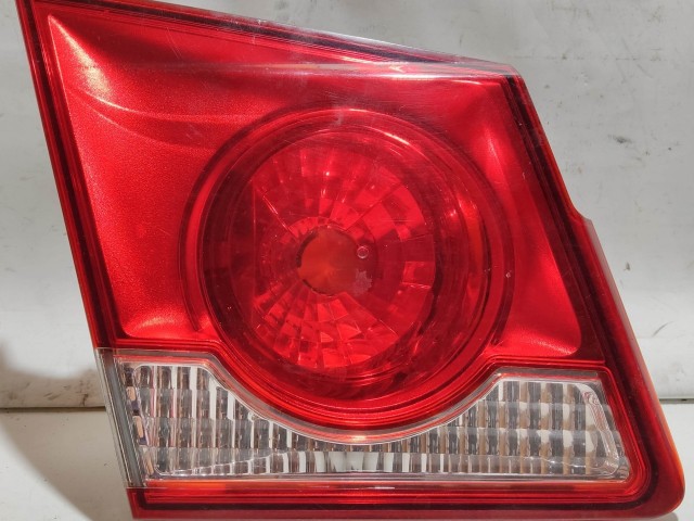 206544 Chevrolet Cruze szedán 2008-2012 bal hátsó belső lámpa, a képen látható sérüléssel