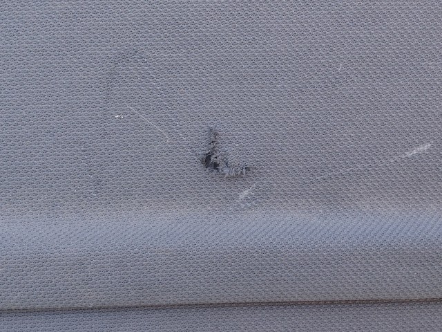 206704 Audi Q3 2011-2018 kalaptartó nagyobb rész, a képen látható sérüléssel