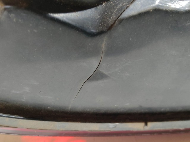 208020 Fiat Stilo 2001-2003 5 ajtós bal hátsó lámpa, izzó foglalat nélkül, a képen látható sérüléssel