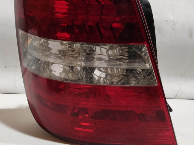 208020 Fiat Stilo 2001-2003 5 ajtós bal hátsó lámpa, izzó foglalat nélkül, a képen látható sérüléssel