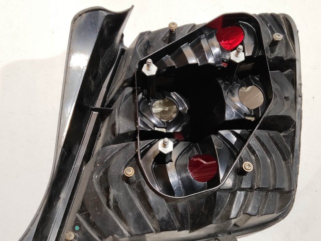 208020 Fiat Stilo 2001-2003 5 ajtós bal hátsó lámpa, izzó foglalat nélkül, a képen látható sérüléssel