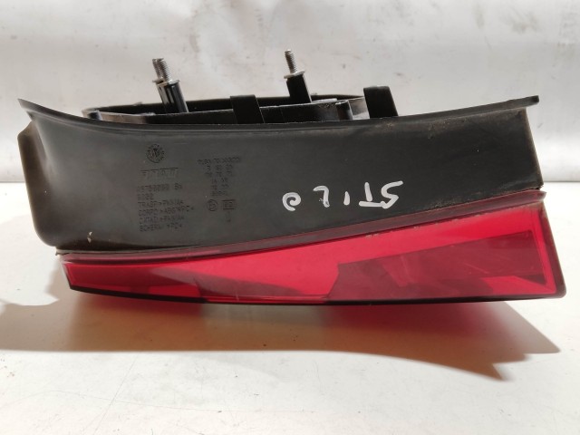 208044 Fiat Stilo 2001-2003 5 ajtós bal hátsó lámpa, izzó foglalat nélkül, a képen látható sérüléssel