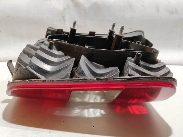 208044 Fiat Stilo 2001-2003 5 ajtós bal hátsó lámpa, izzó foglalat nélkül, a képen látható sérüléssel