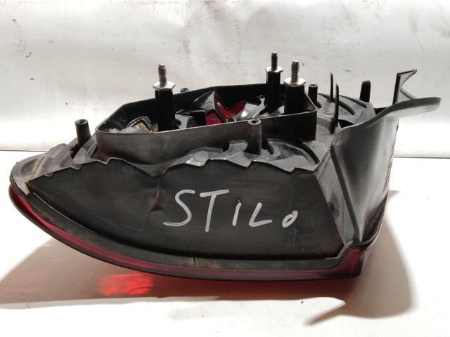 208044 Fiat Stilo 2001-2003 5 ajtós bal hátsó lámpa, izzó foglalat nélkül, a képen látható sérüléssel