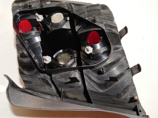 208044 Fiat Stilo 2001-2003 5 ajtós bal hátsó lámpa, izzó foglalat nélkül, a képen látható sérüléssel