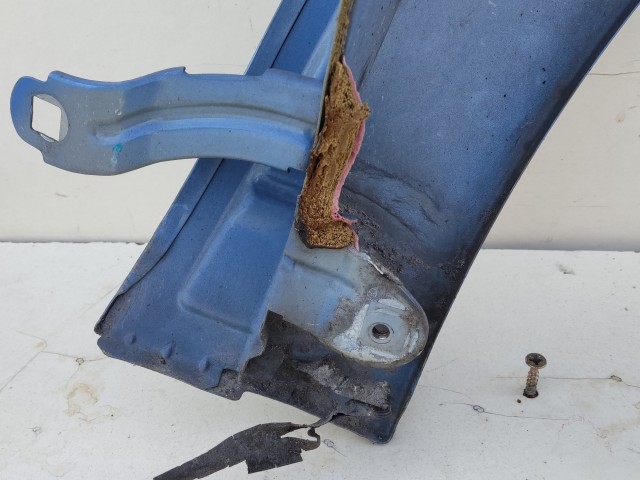 206999 Alfa Romeo Giulietta 2010-2020 bal első sárvédő, a képen látható sérüléssel