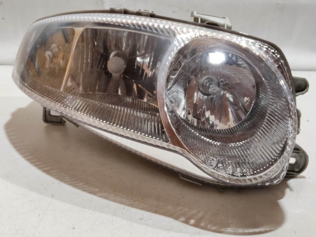 208122 Alfa Romeo 147 2000-2005 jobb első fényszóró 46556565