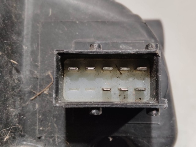 208136 Suzuki SPLASH 2008-2014 jobb első fényszóró, a képen látható sérüléssel