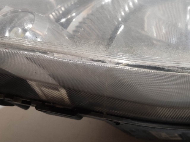 208136 Suzuki SPLASH 2008-2014 jobb első fényszóró, a képen látható sérüléssel