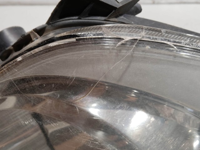 208136 Suzuki SPLASH 2008-2014 jobb első fényszóró, a képen látható sérüléssel