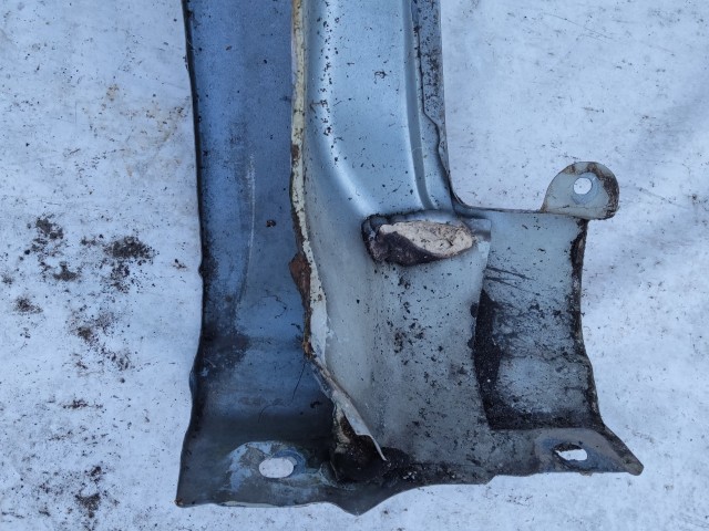 207110 Alfa Romeo 147 2000-2005 jobb első sárvédő, a képen látható sérüléssel