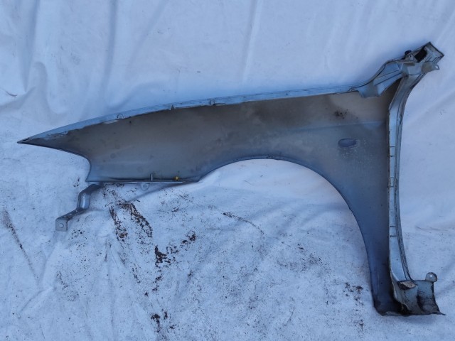 207110 Alfa Romeo 147 2000-2005 jobb első sárvédő, a képen látható sérüléssel