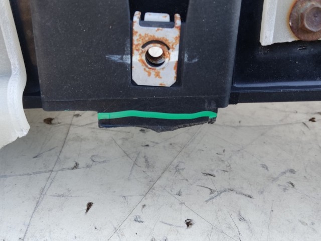 207113 Fiat 500 L 2012-2022 Homlokfal, a képen látható sérüléssel