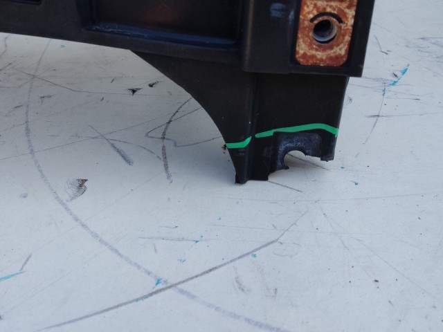 207113 Fiat 500 L 2012-2022 Homlokfal, a képen látható sérüléssel