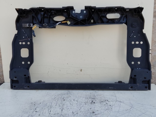 207113 Fiat 500 L 2012-2022 Homlokfal, a képen látható sérüléssel