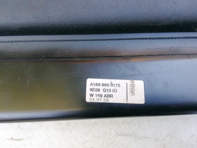 210845 Mercedes Benz A-Class(W169) 2004-2012 kalaptartó, a képen látható sérüléssel