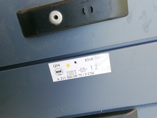 210913 Mercedes Benz E-Class W211 2002-2008 kalaptartó, a képen látható egy beakasztó töréssel