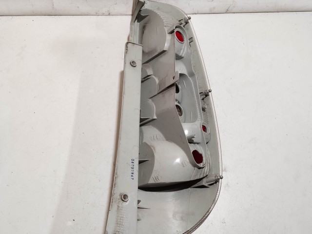 208164 Skoda Roomster 2006-2015 bal hátsó lámpa, izzó foglalat nélkül, a képen látható sérüléssel