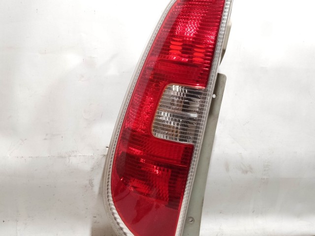 208164 Skoda Roomster 2006-2015 bal hátsó lámpa, izzó foglalat nélkül, a képen látható sérüléssel