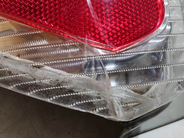 208164 Skoda Roomster 2006-2015 bal hátsó lámpa, izzó foglalat nélkül, a képen látható sérüléssel