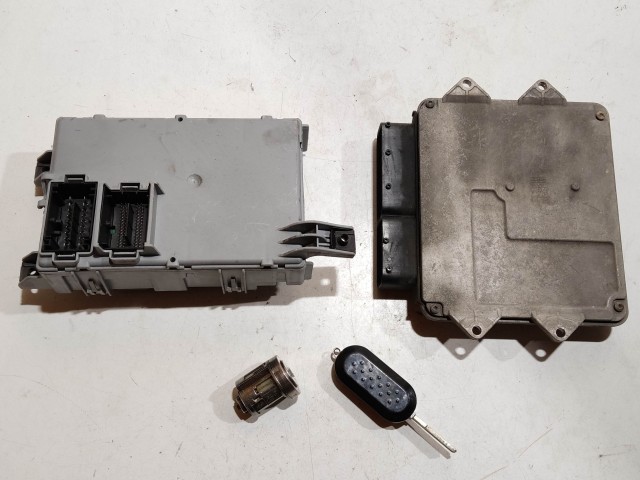 208235 Fiat Grande Punto 1,3 16v Diesel 75Le Euro 4 motorvezérlő szett 51843363 , 51826317