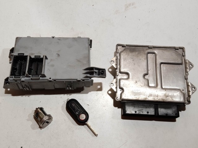 208242 Fiat Grande Punto 1,3 16v Diesel 75Le Euro 5 motorvezérlő 51892322 , 51869040