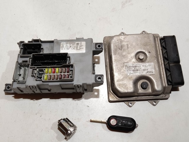 208242 Fiat Grande Punto 1,3 16v Diesel 75Le Euro 5 motorvezérlő 51892322 , 51869040