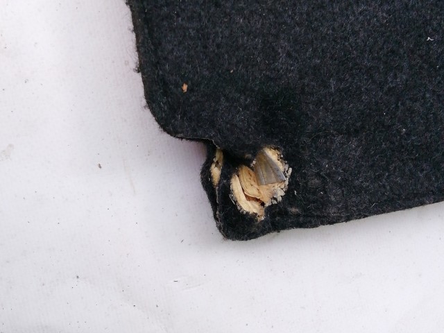 210952 Peugeot 206+ 1998-2012 kalaptartó, a képen látható sérüléssel