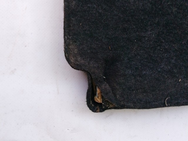 210951 Peugeot 206+ 1998-2012 kalaptartó, a képen látható sérüléssel