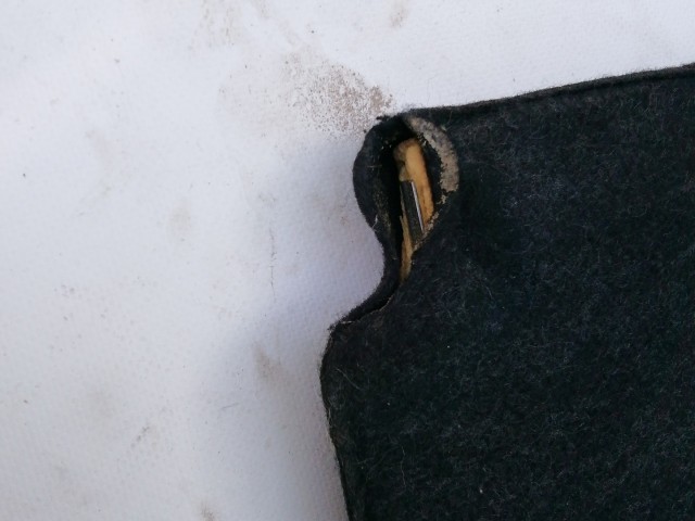 210951 Peugeot 206+ 1998-2012 kalaptartó, a képen látható sérüléssel