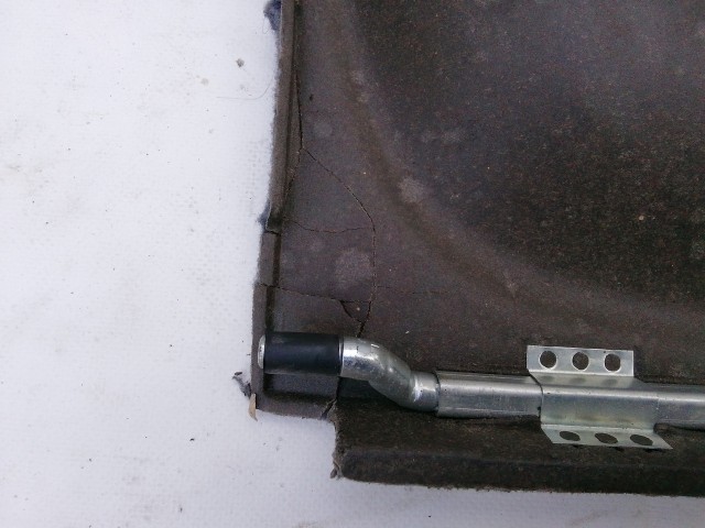 210933 Daewoo Matiz 1998-2007 kalaptartó, a képen látható sérüléssel