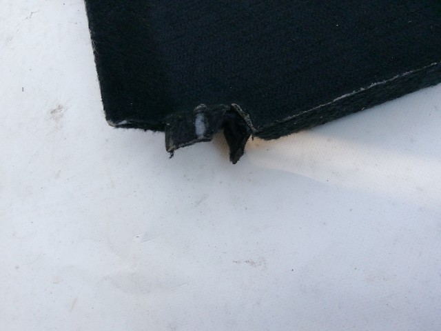 210922 Dacia Sandero I. 2008-2012 kalaptartó, a képen látható sérüléssel